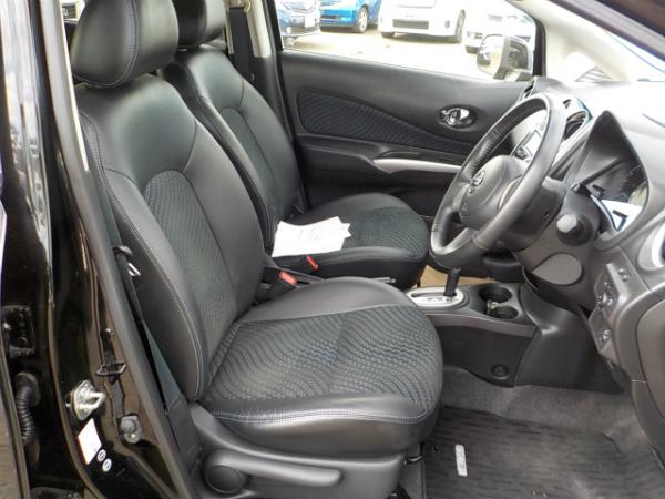 Nissan Note 2013 передние сидения