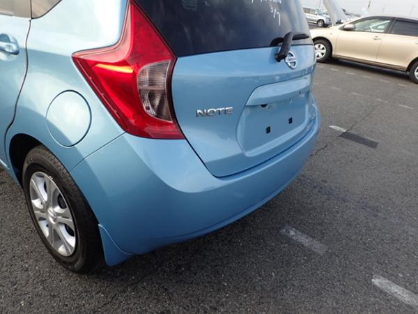 Nissan Note голубой вид сзади