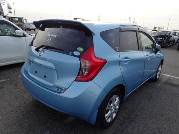 Nissan Note голубой зад