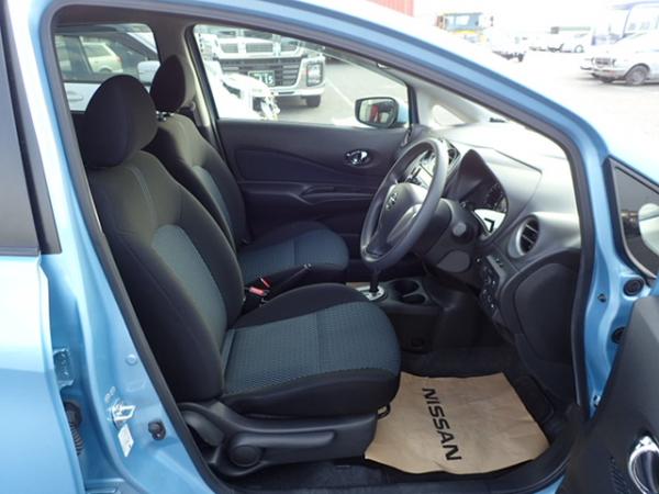 Nissan Note 2015 голубой передние сидения