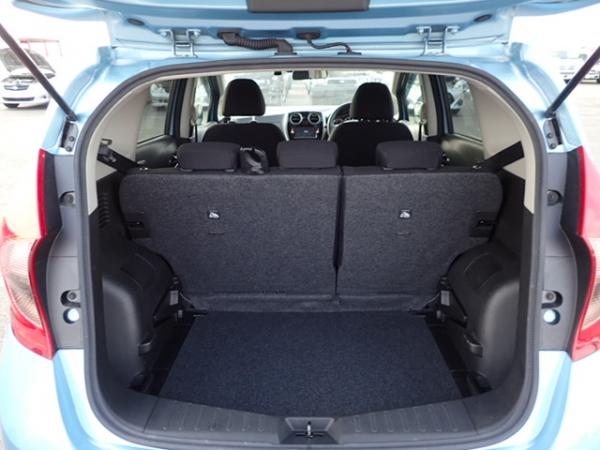 Nissan Note 2015 голубой багажник