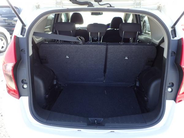 Nissan Note 2015 белый багажник