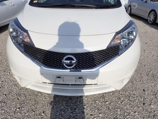 Nissan Note 2015 белый спереди