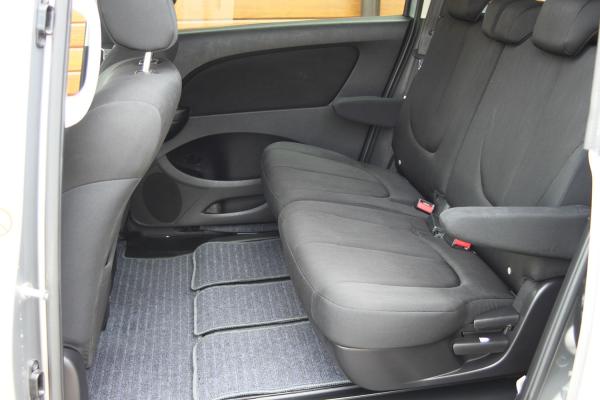 Mazda Biante 2014 задние сидения