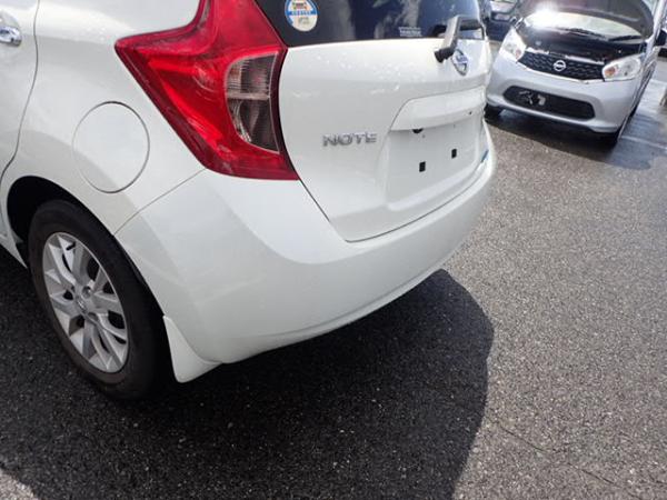 Nissan Note 2015 белый задняя фара