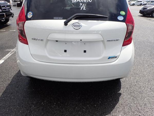 Nissan Note 2015 белый сзади