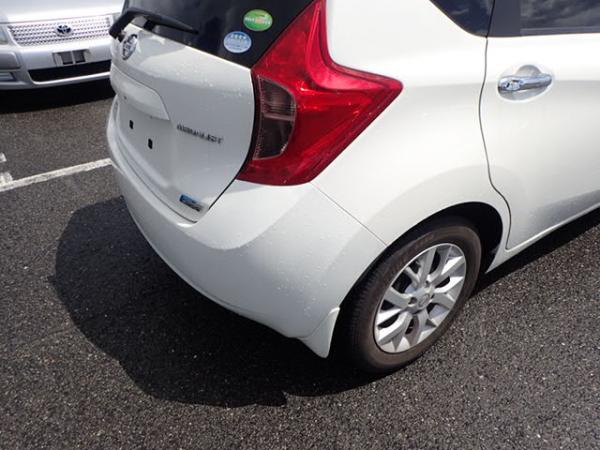 Nissan Note 2015 белый вид сзади