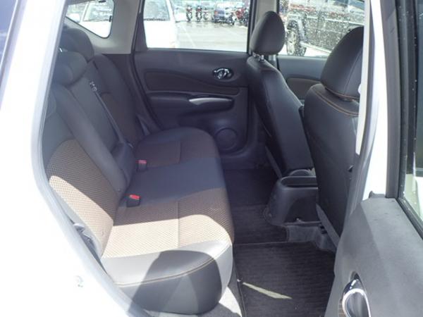 Nissan Note 2015 белый задние сидения