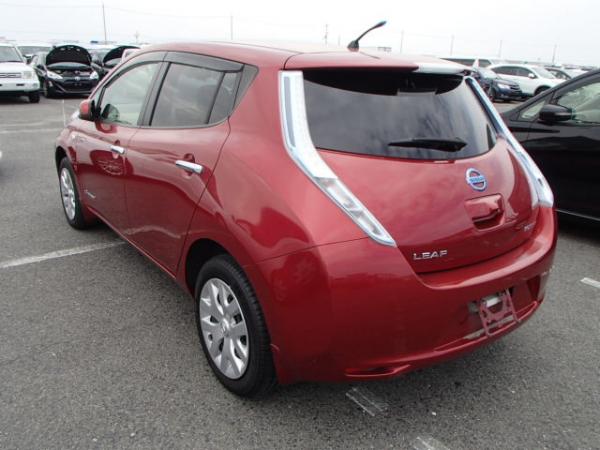 Nissan Leaf 2013 красный зад