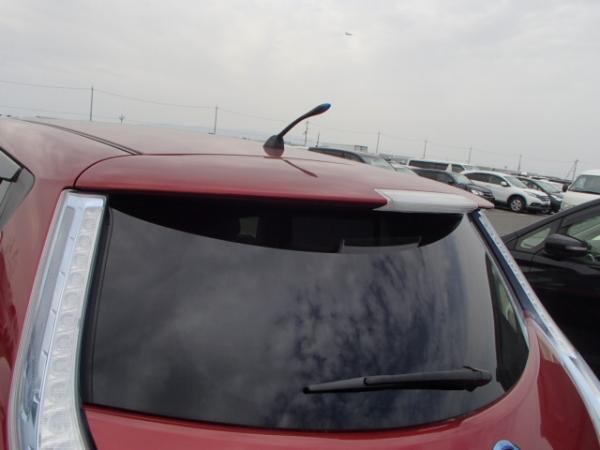 Nissan Leaf красный крыша