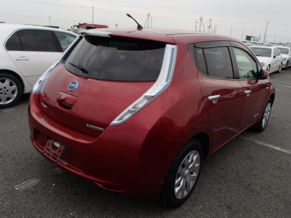 Nissan Leaf 2013 красный сзади