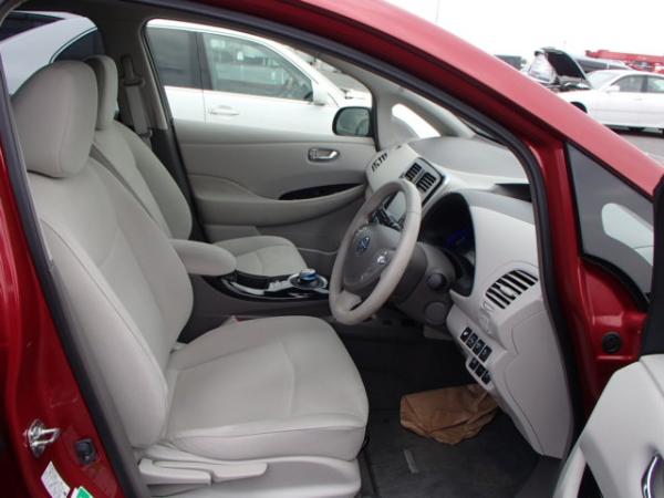 Nissan Leaf 2013 красный передние сидения