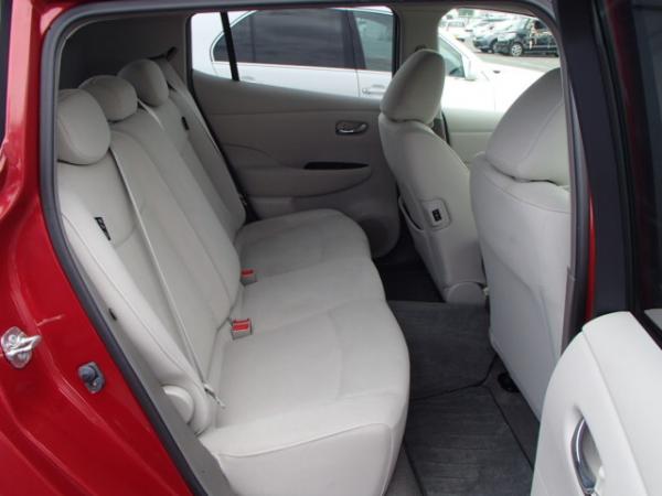 Nissan Leaf 2013 красный задние сидения