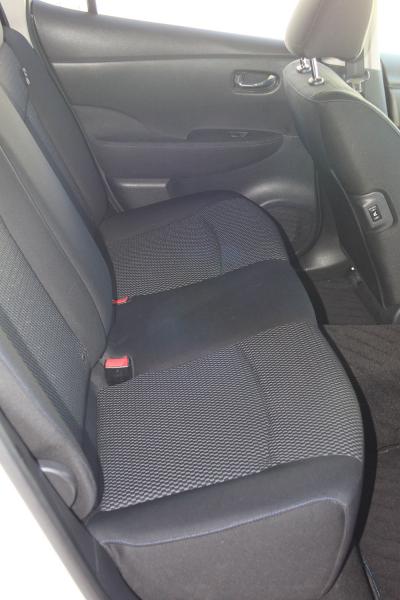 Nissan Leaf 2015 белый сидения