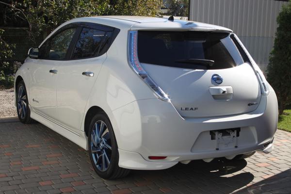 Nissan Leaf 2015 белый вид сзади