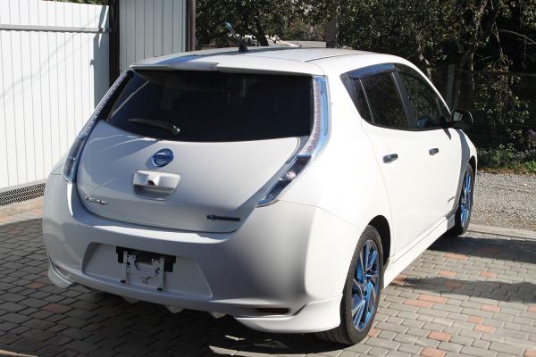 Nissan Leaf 2015 белый зад