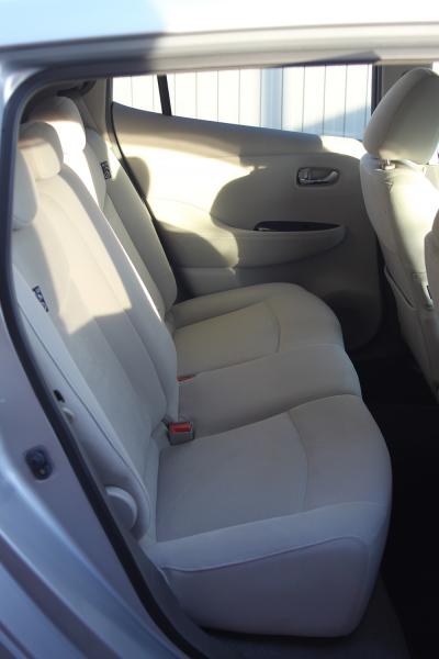Nissan Leaf 2013 передние сидения