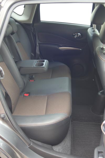 Nissan Note 2015 задние сидения