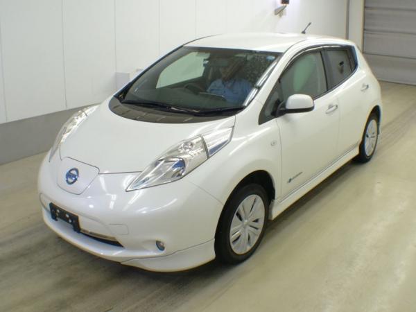 Nissan Leaf белый