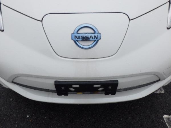 Nissan Leaf 2014 белый капот