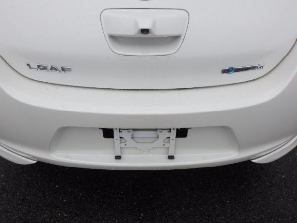 Nissan Leaf белый сзади