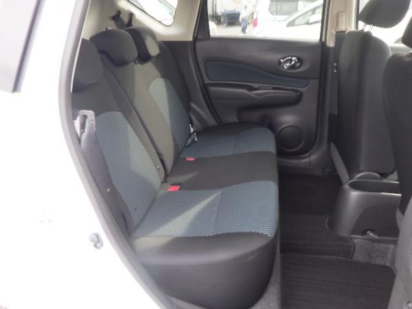 Nissan Note 2014 белый задние сидения