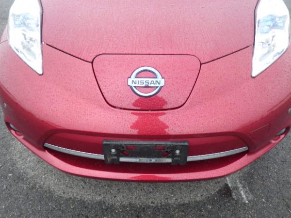 Nissan Leaf 2015 красный вид спереди