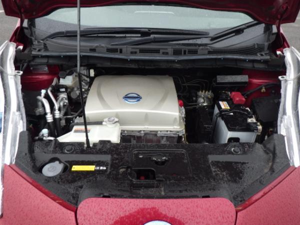 Nissan Leaf 2015 красный двигатель