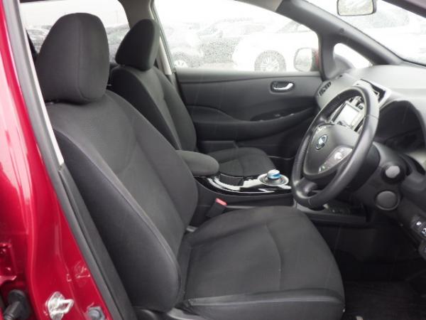 Nissan Leaf 2015 красный передние сидения