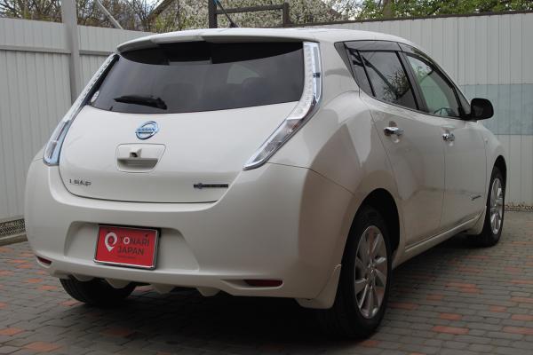 Nissan Leaf 2014 белый вид сзади