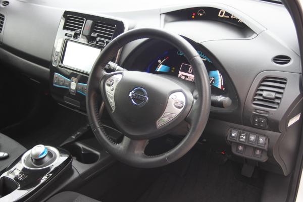 Nissan Leaf 2014 белый салон