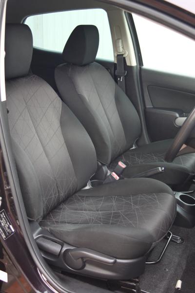 Mazda Demio 2015 передние сидения
