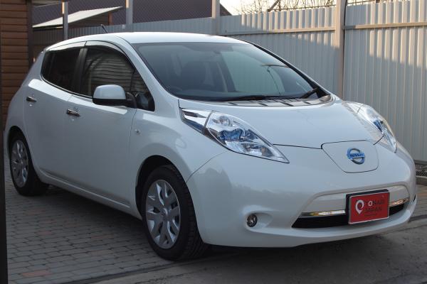 Nissan Leaf 2014 белый вид спереди
