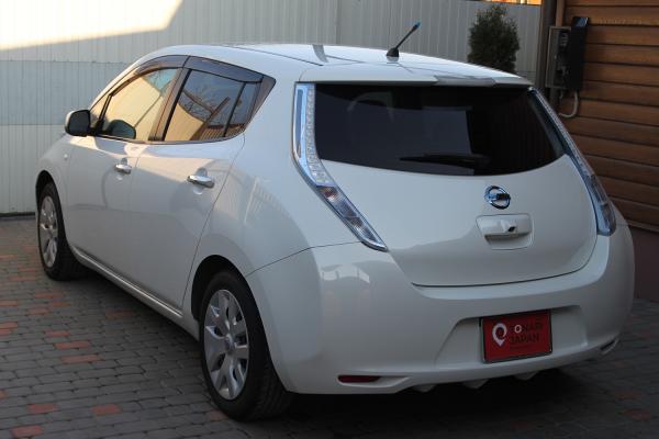 Nissan Leaf 2014 белый зад