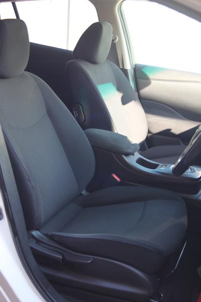 Nissan Leaf 2014 передние сидения