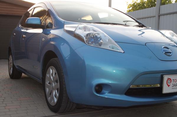 Nissan Leaf голубой фара