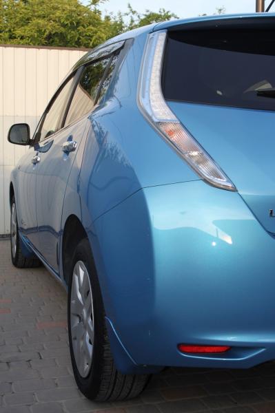Nissan Leaf голубой задняя фара