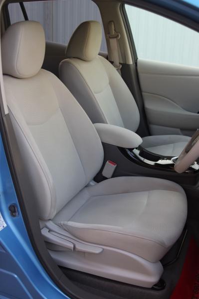 Nissan Leaf голубой передние сидения