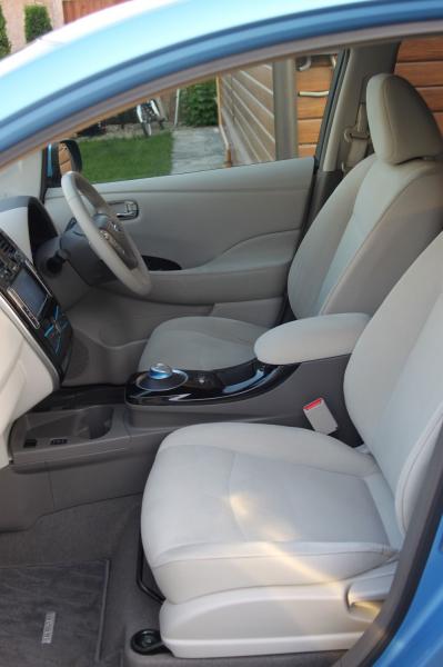 Nissan Leaf 2014 голубой передние сидения