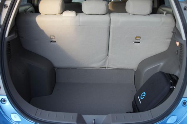 Nissan Leaf 2014 голубой багажник