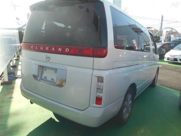 Nissan Elgrand III Рестайлинг 2003 белый сзади