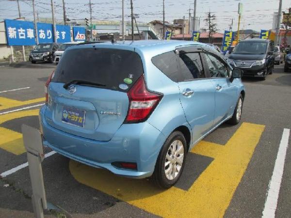 Nissan Note Hybrid 2017 голуюой сзади