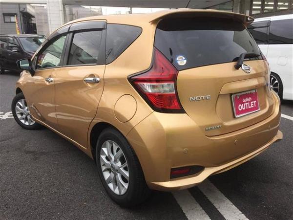 Nissan Note Hybrid 2017 золотистый сзади