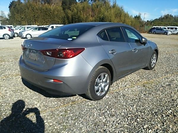 Mazda Axela серый сзади