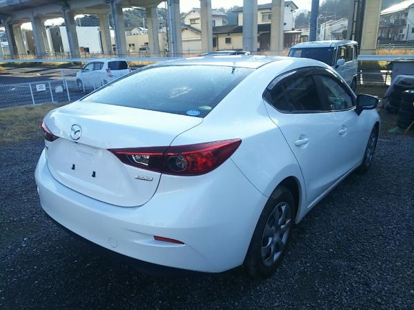 Mazda Axela 2015 белый сзади