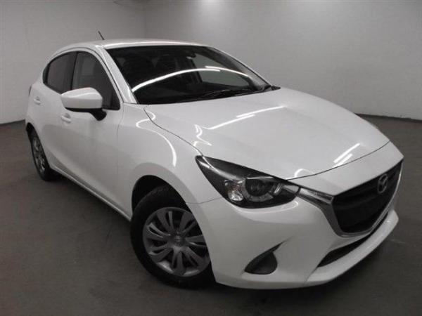Mazda Demio 2015 белый 