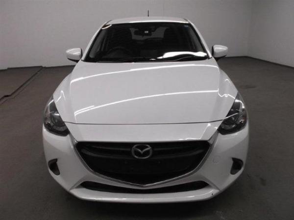Mazda Demio 2015 белый спереди