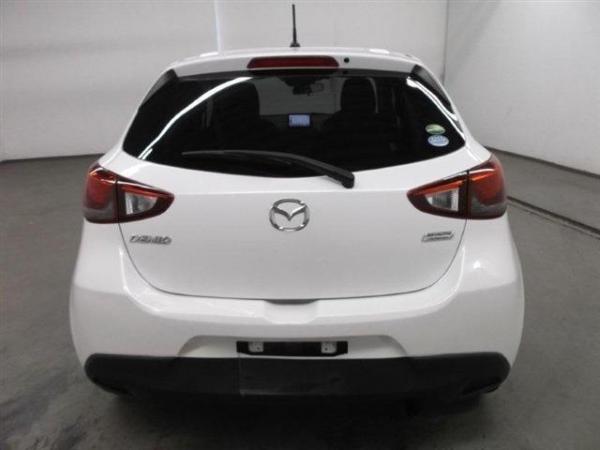 Mazda Demio 2015 белый сзади