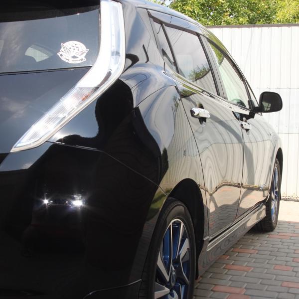 Nissan Leaf чёрный фара