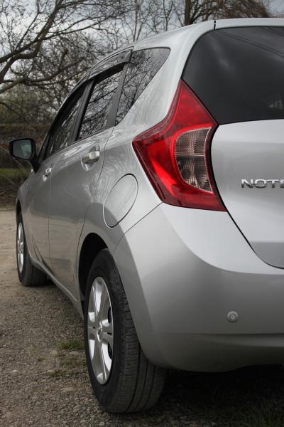 Nissan Note 2015 серый задняя фара